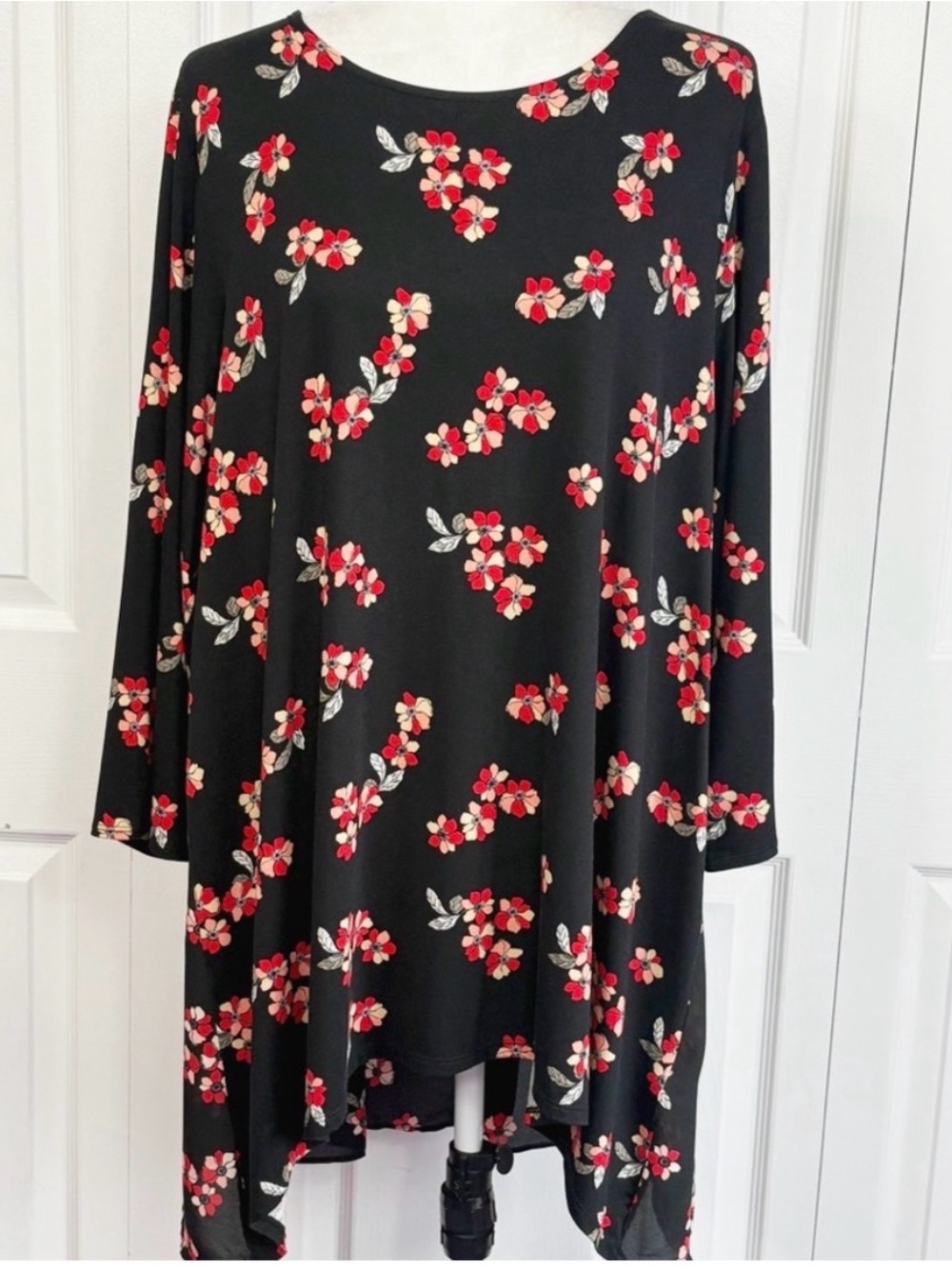 Alfani Black Sleeve Scoop Neck Floral Tee